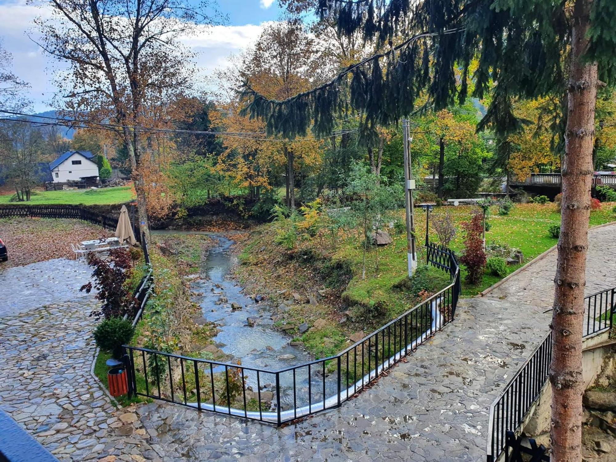 La Rascruce De Ape Hotell Sucevita Exteriör bild