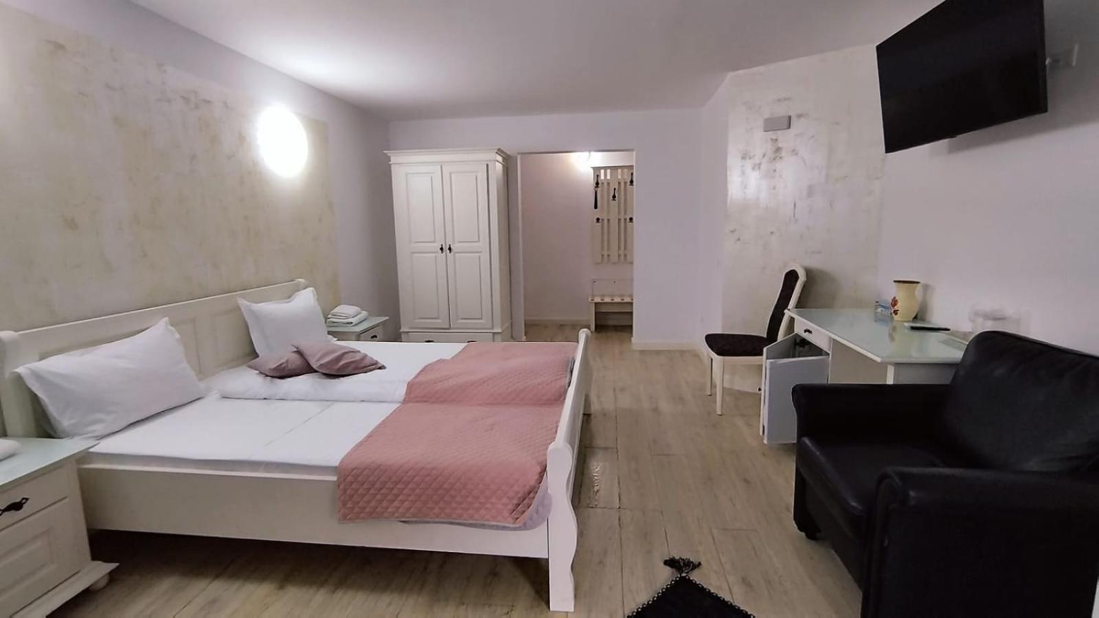 La Rascruce De Ape Hotell Sucevita Exteriör bild
