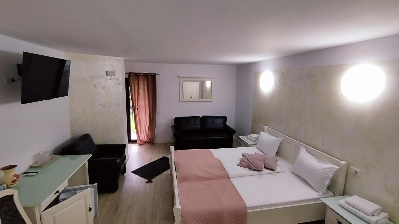 La Rascruce De Ape Hotell Sucevita Exteriör bild