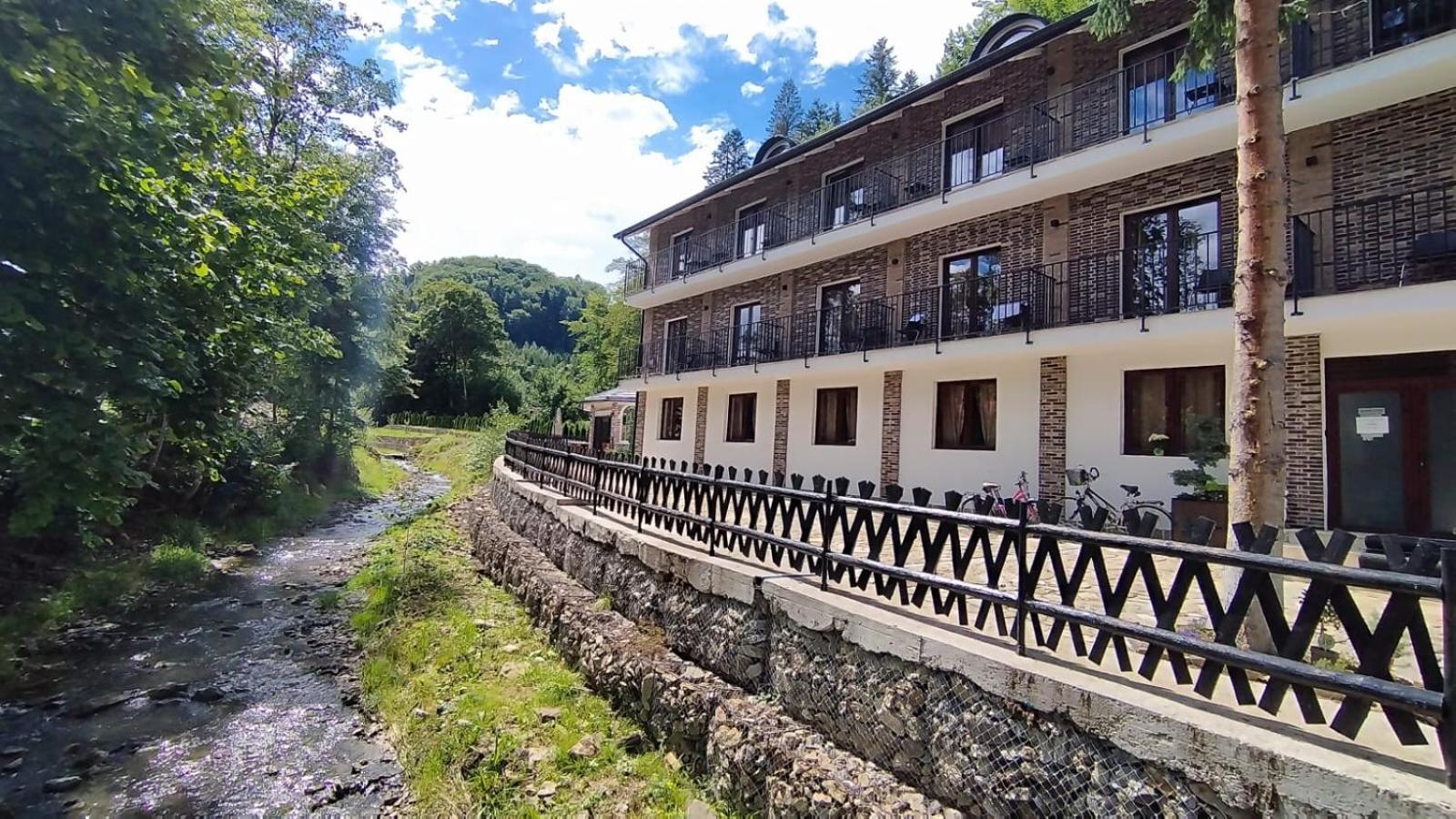 La Rascruce De Ape Hotell Sucevita Exteriör bild