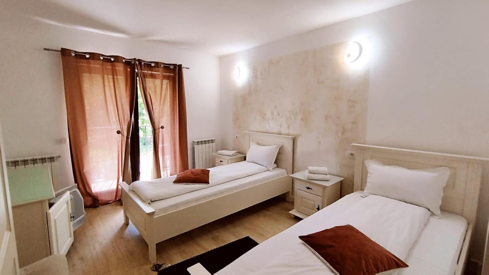 La Rascruce De Ape Hotell Sucevita Exteriör bild