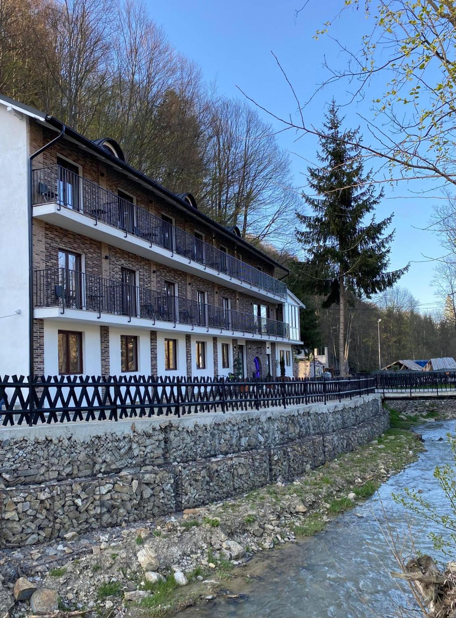La Rascruce De Ape Hotell Sucevita Exteriör bild