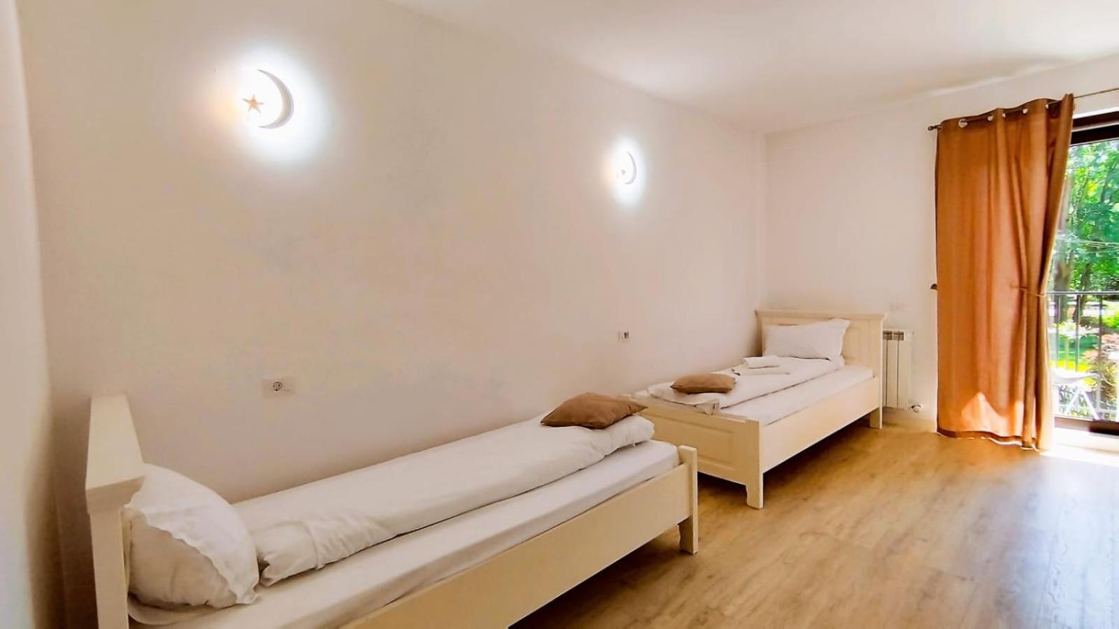 La Rascruce De Ape Hotell Sucevita Exteriör bild